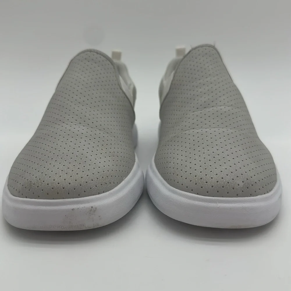 Speedo Mens Size 11 Casual Slip-On Sneakers in Light Gray